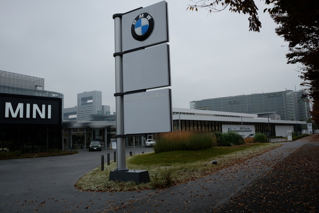 お台場のBMWショールームは見て触れて乗れる